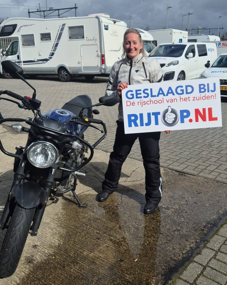 Iris uit Sittard — geslaagd bij Rijtop (Motor — 1e keer geslaagd)